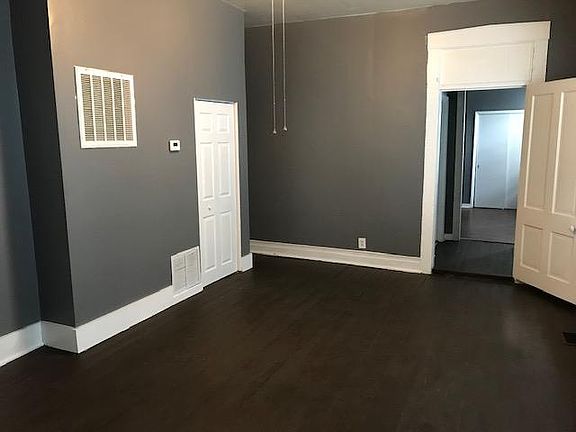 4th image of 929 Ash St