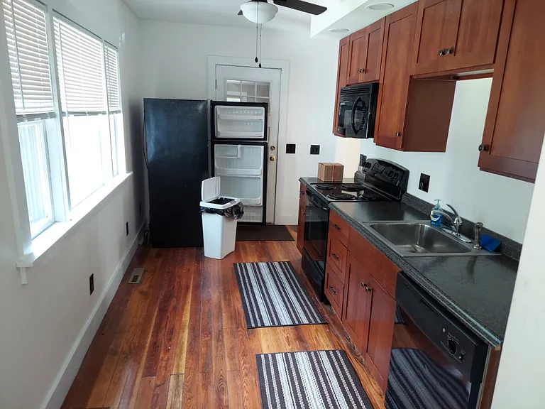 37 Belcher St — Photo 9