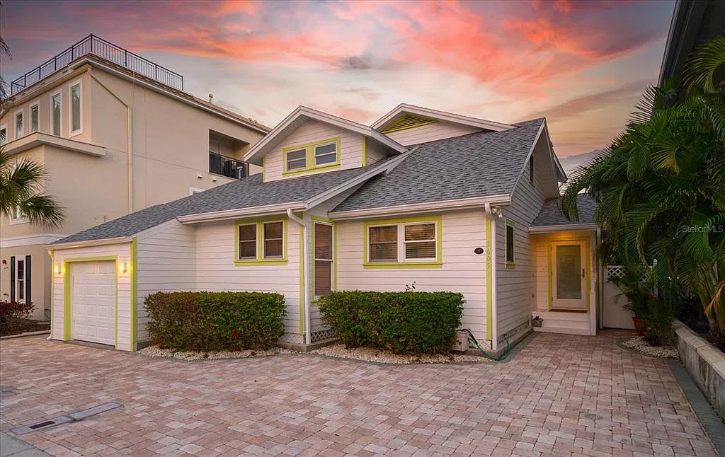 3 bed, 3.0 bath, 2151 sqft, $6,000 — Photo 2