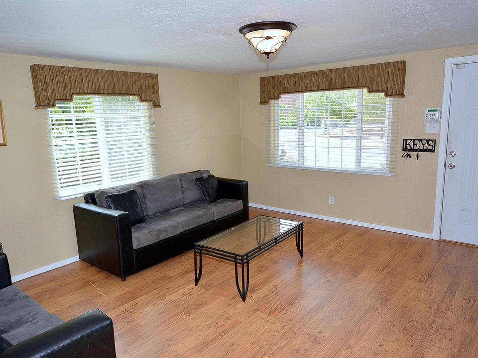 Entry/Living Room