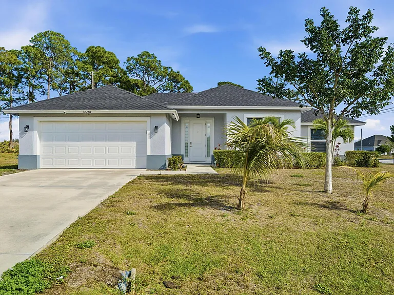 4593 SW Bradbury St — Photo 1