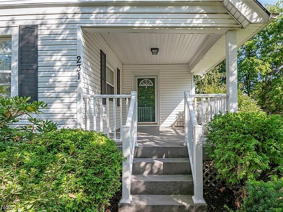 4th image of 231 Pioneer St