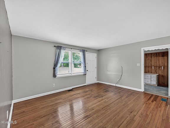 5th image of 12 Barksdale Drive