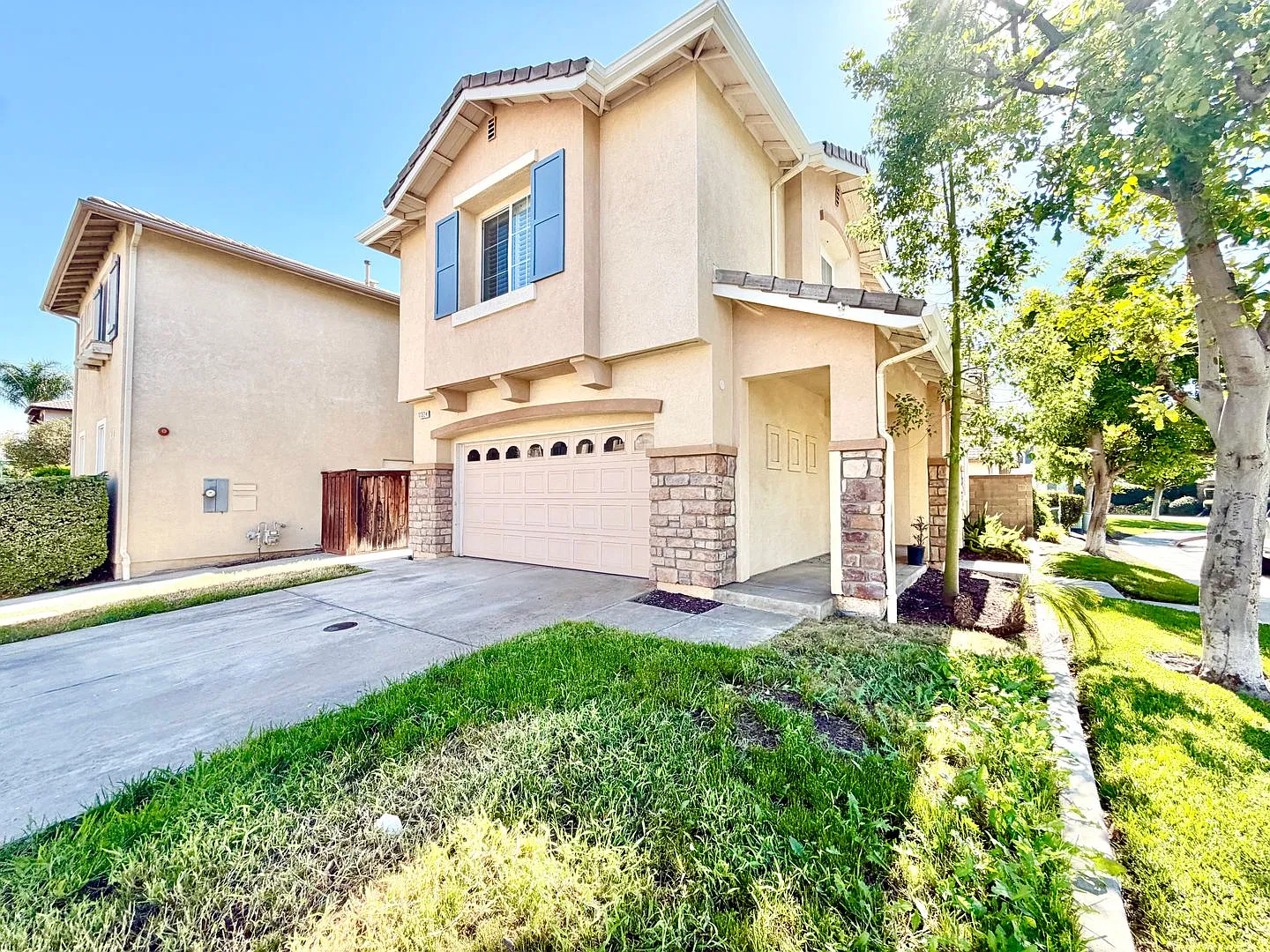 3 Bedroom Home with 2 Car Garage & Amenities — Photo 3