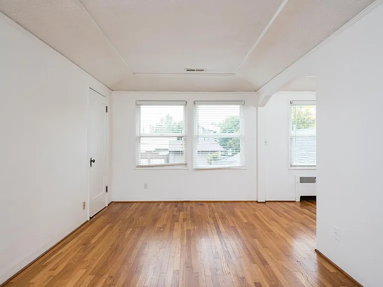 2211 NE Pacific St — Photo 7
