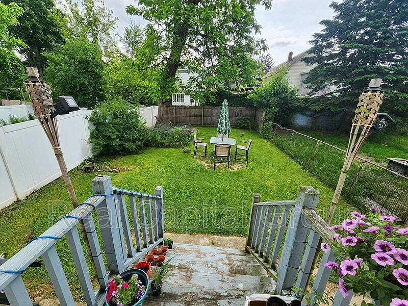 2 bed, 1.0 bath, $1,395 — Photo 2