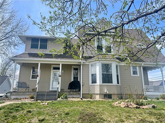 3rd image of 422 E 1st St