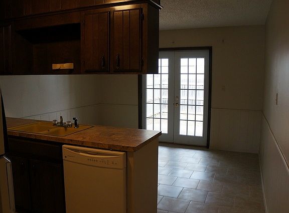 3rd image of 1324 N Sioux Ave