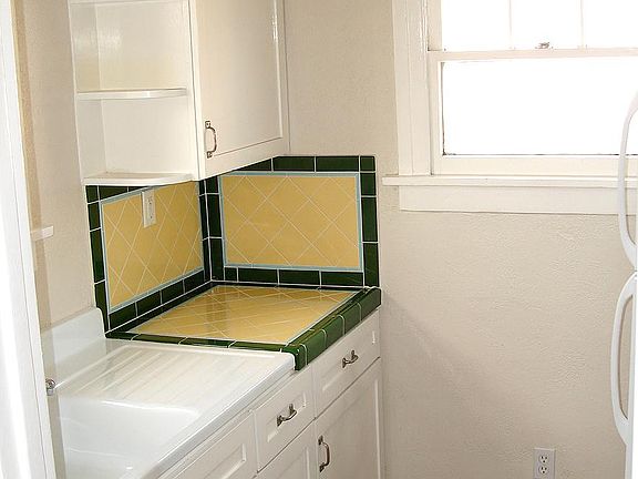 4th image of 1050 N Harper Ave