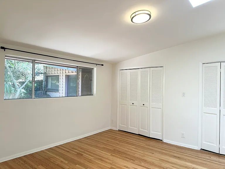 8640 Lookout Mountain Ave — Photo 19