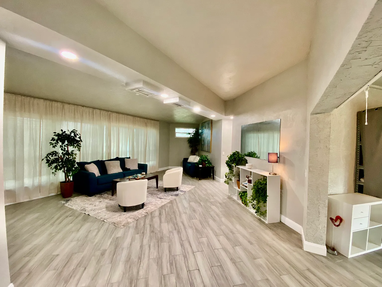 3 bed, 2300 sqft, $4,300 — Photo 4