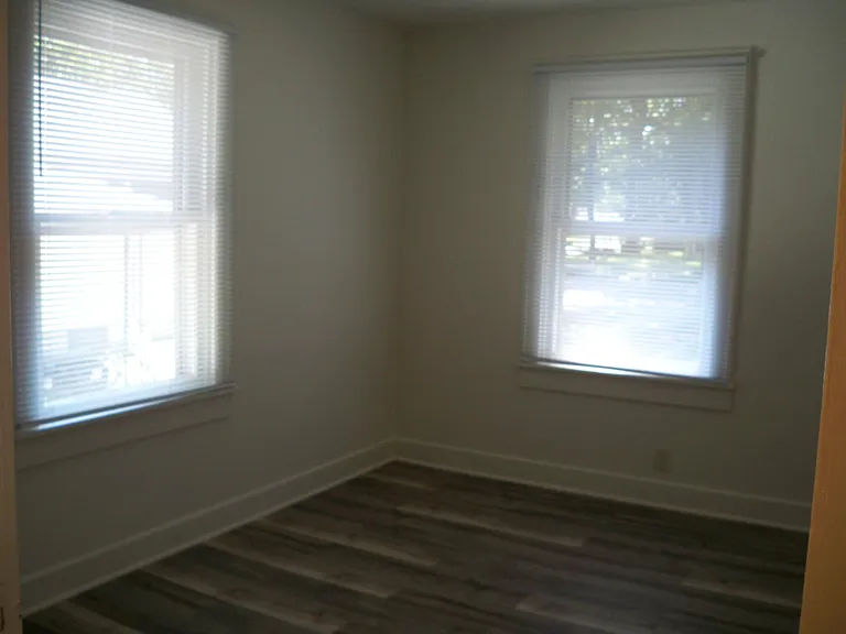1505 W Iles Ave — Photo 11