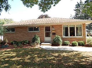 W150N8170 Manhattan Dr, Menomonee Falls, WI 53051