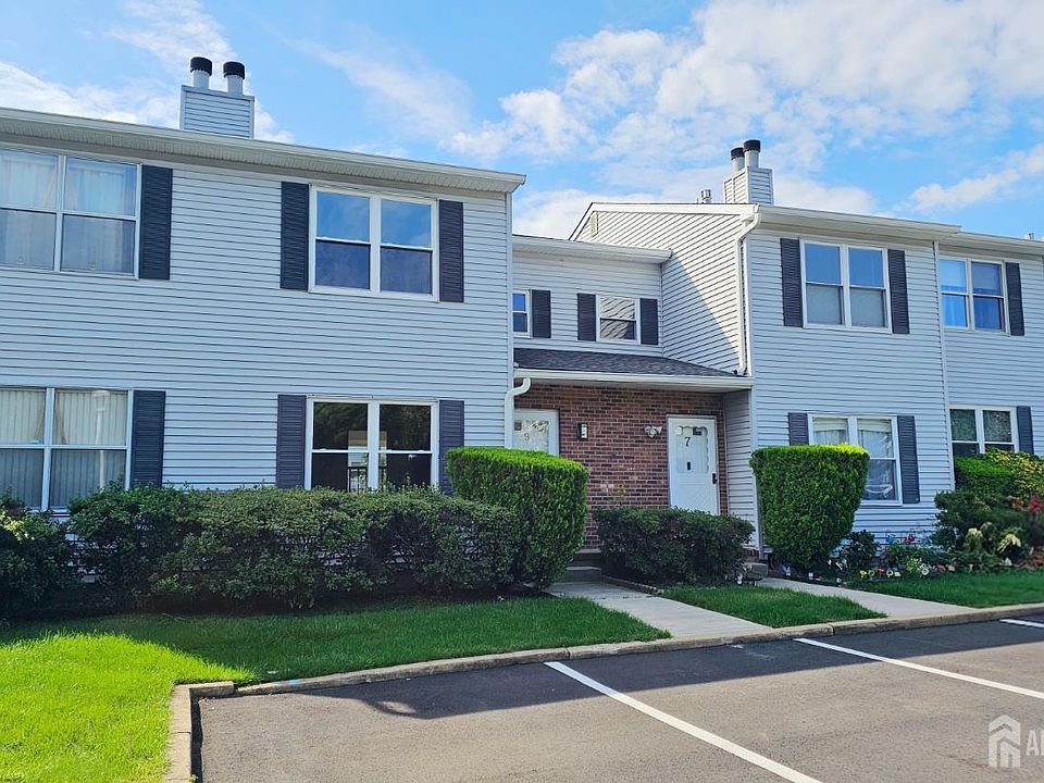 1st image of 9 Pinetree Ln