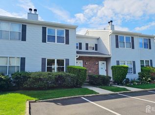 9 Pinetree Ln, Monroe Township, NJ 08831