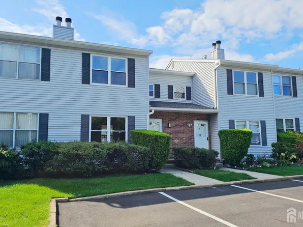 9 Pinetree Ln, Monroe Township, NJ 08831