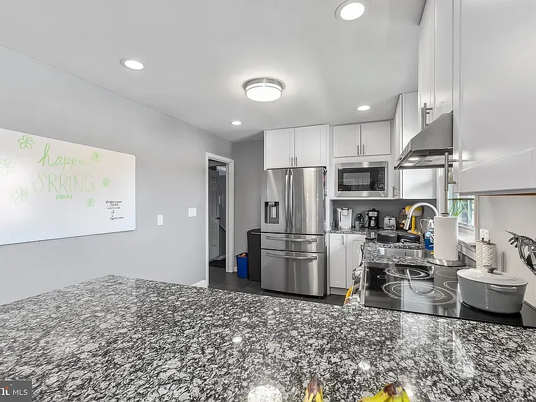 1321 Rowe St #A — Photo 10