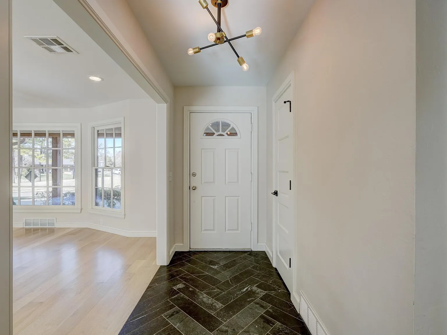 3 bed, 1939 sqft, $3,500 — Photo 4