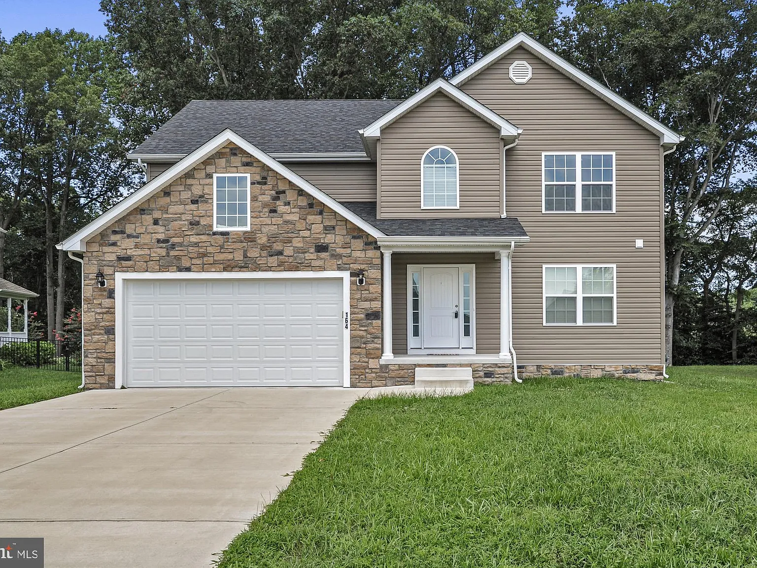 4 bed, 2.5 bath, 2700 sqft, $2,800 — Photo 1