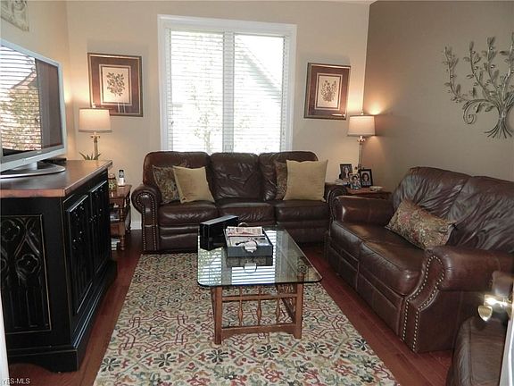 4th image of 560 Burgess Cir