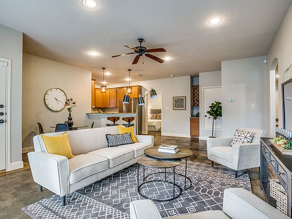 Walking distance to TCU! Cute 4-bedroom home. Living room perfect for friends.