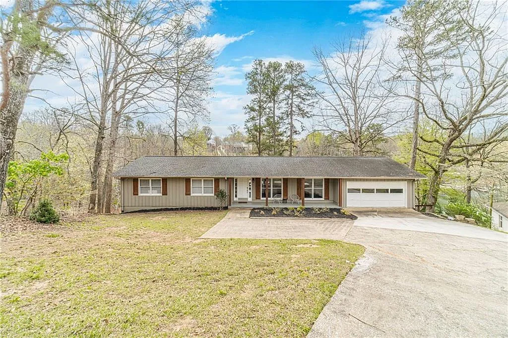 4 bed, 3.0 bath, 3395 sqft, $5,900 — Photo 2