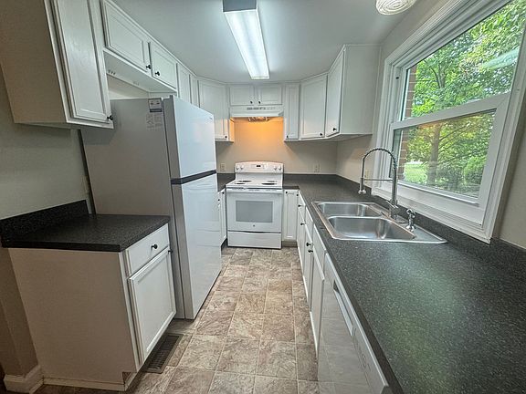 3rd image of 744 Crescent Dr #3