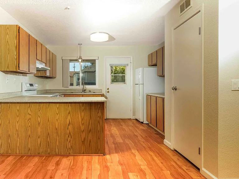 Creekside Village Apartments — Photo 6