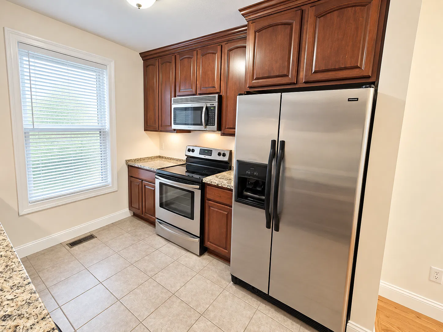 3 bed, 2.5 bath, 1640 sqft, $2,900 — Photo 3