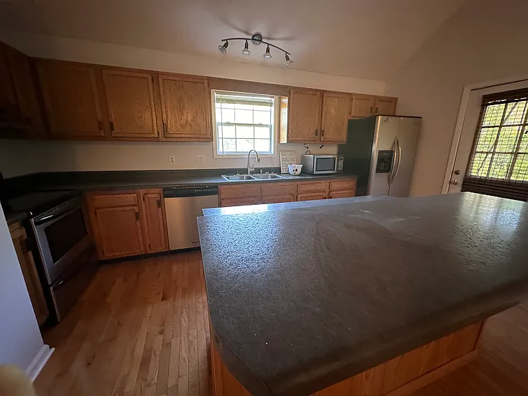 1213 Leslie Ct — Photo 2