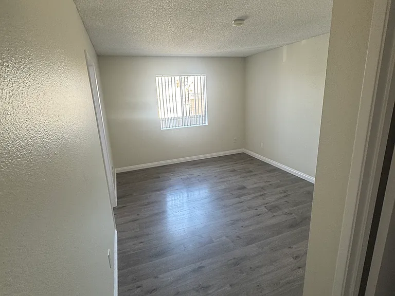 1129 Irving Ave #9 — Photo 8