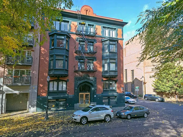 Cumberland Apartments — Photo 2