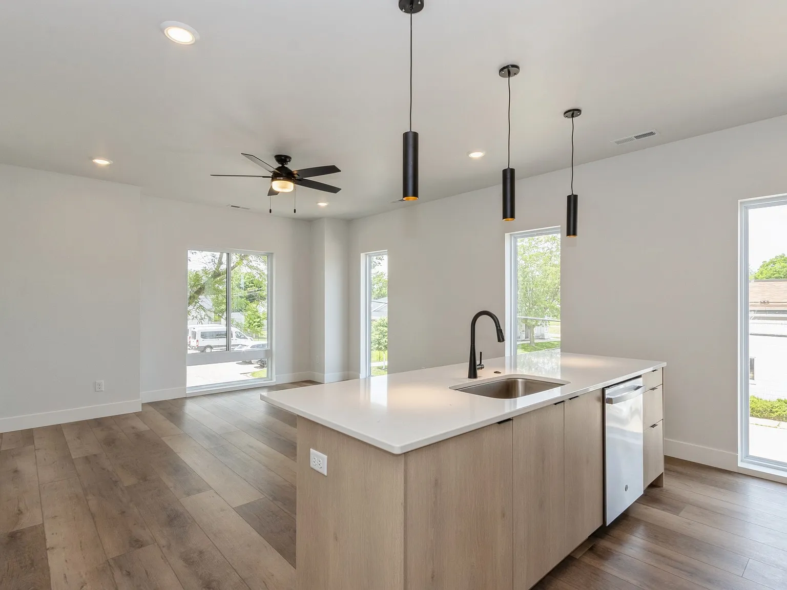 3 bed, 2.5 bath, 1514 sqft, $2,095 — Photo 4