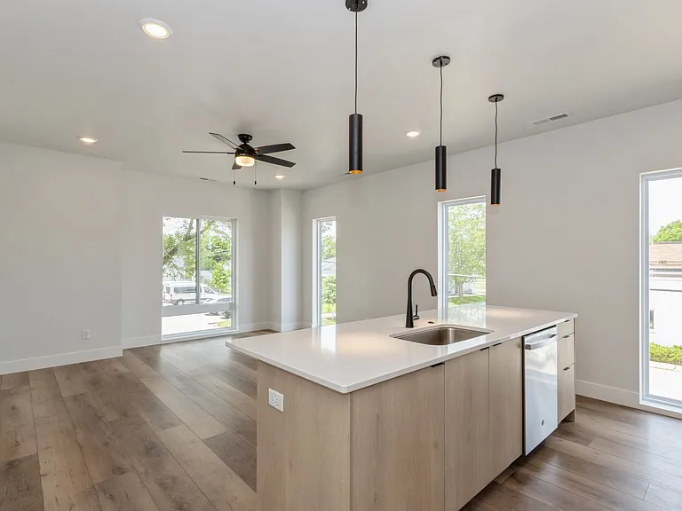 1732 Barber St SW — Photo 7