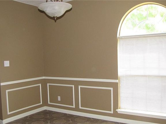 5th image of 832 Meadowlark Dr