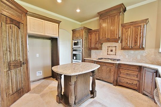 5th image of 108 King Palms Way