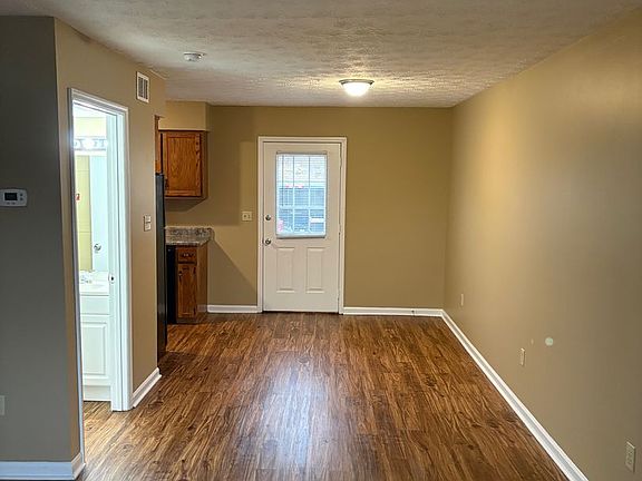 3rd image of 216 Calumet Dr APT B