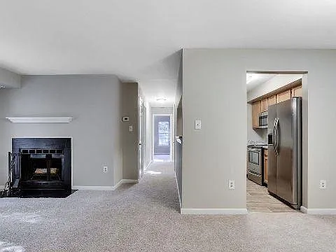 2 bed, 898 sqft, $1,900 — Photo 3