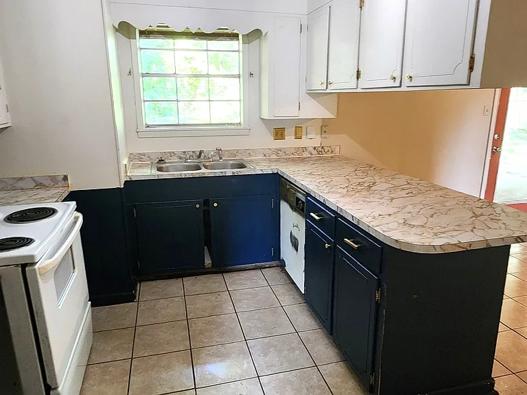 310 W Ray Dr — Photo 6