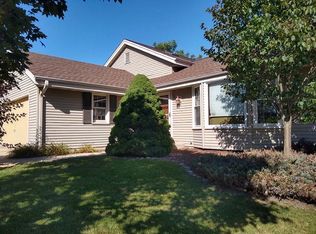 1976 Cliff Alex Ct N, Waukesha, WI 53189