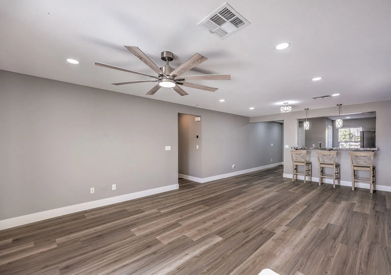 Immaculate 1 Story Home In Providence — Photo 4