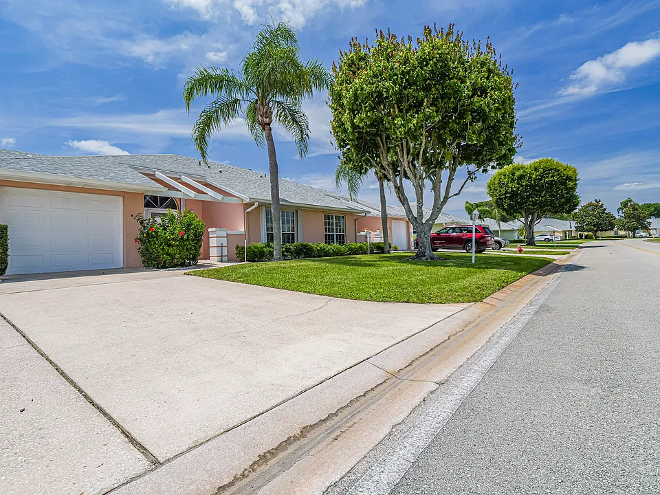 847 Lake Orchid Cir