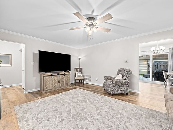 4th image of 200 Basswood Dr