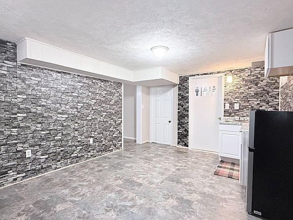 3rd image of 4203 Maple Rd