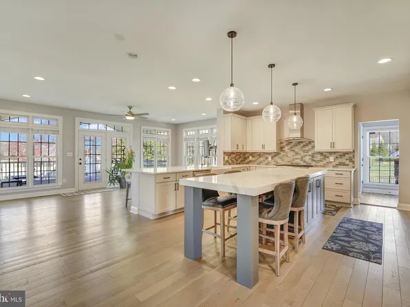 8938 Sahalee Ct, Pasadena, MD 21122