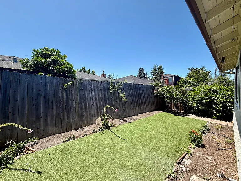 1582 Gordon St — Photo 14