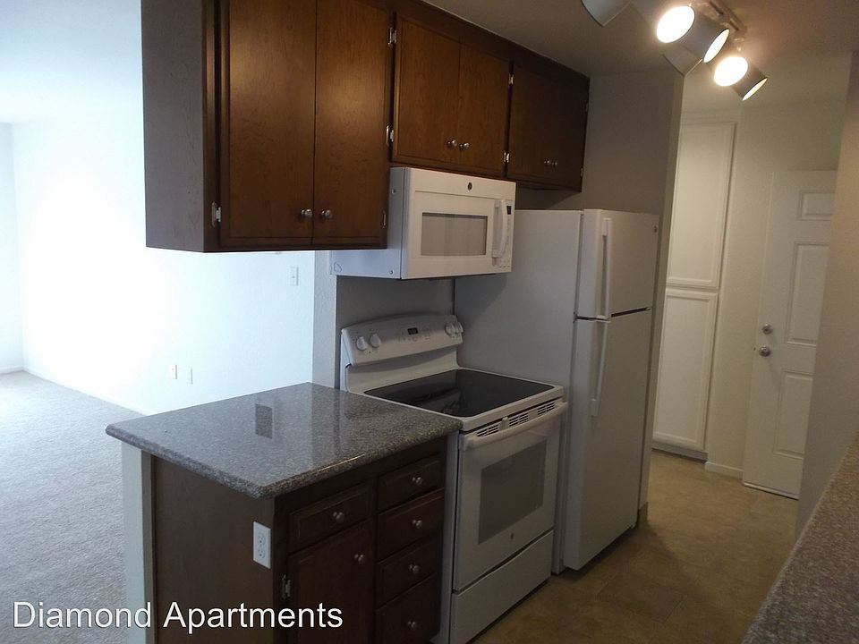 2nd image of 4721 Lamont St APT 03