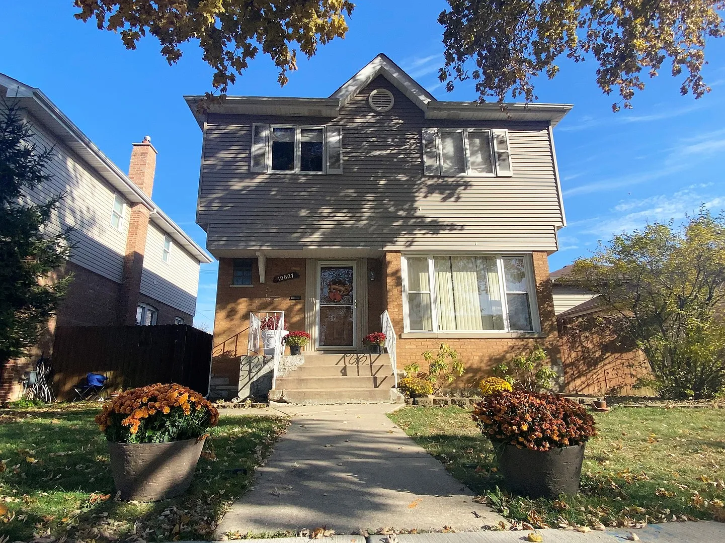 10627 S Whipple St photo 1