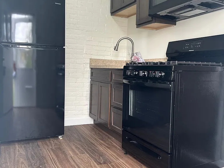 326 E Broad St — Photo 2