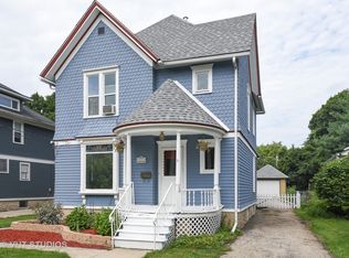 322 Perry St, Elgin, IL 60123
